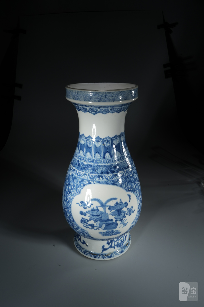 清康熙 青花龙穿花开窗博古纹琵琶尊 - 图5